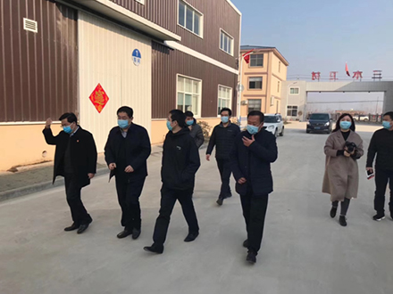 高新區(qū)黨工委書記郭保存、黨組成員楊紹青、馬嶺崗鎮(zhèn)書記李洋來公司監(jiān)督防疫物資生產(chǎn)